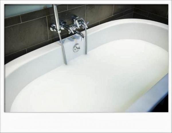 un bain au lait d'avoine et au miel pour avoir une peau douce