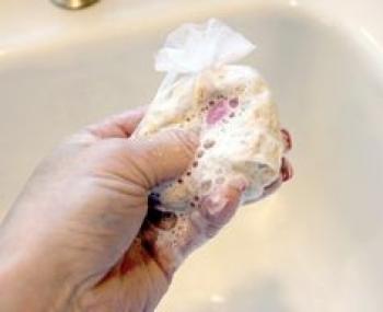 sachet de mousseline avec flocons d'avoine pour un bain relaxant et apaisant