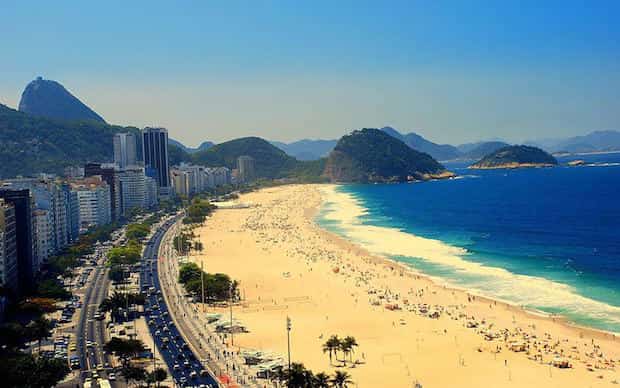 Prendre bain de soleil sur la plage de Rio de Janeiro