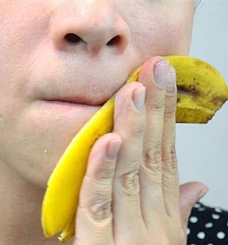 utilisez la peau de banane pour faire un peeling