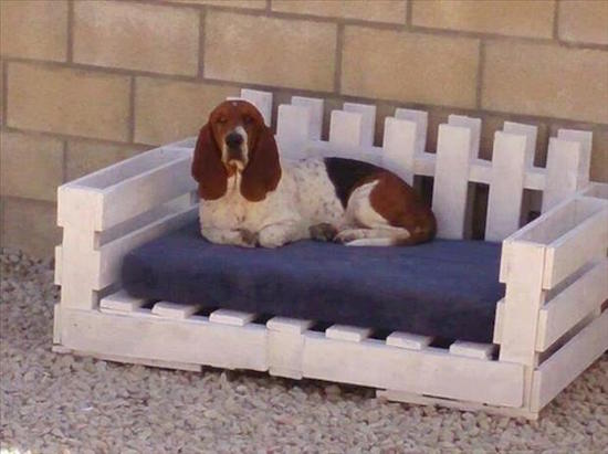 un banc avec des palettes