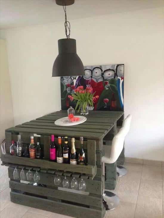 bar avec une table faits en palettes