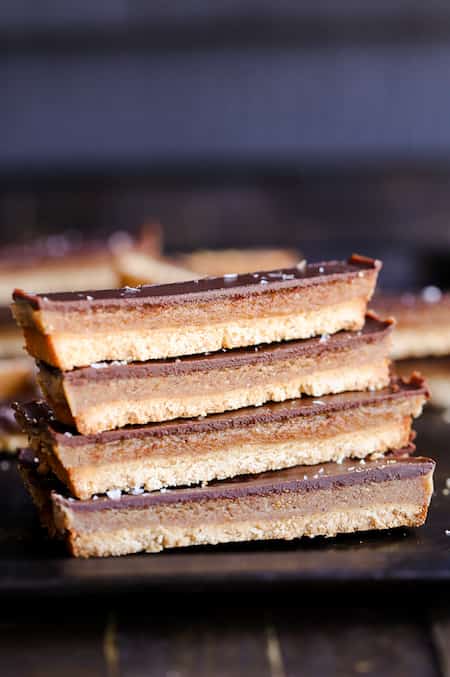 Voici 4 barres chocolatées de Twix maison.