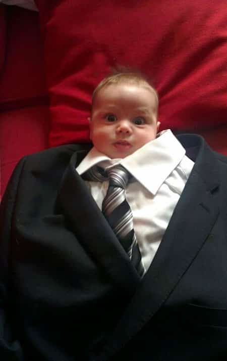 b&eacute;b&eacute; d&eacute;guis&eacute; en homme d'affaire