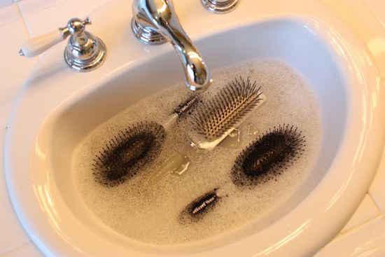 Saviez-vous que le bicarbonate de soude peut facilement nettoyer vos brosses à cheveux ?