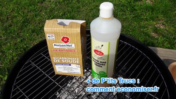 bicarbonate et savon noir sur une grille de barbecue