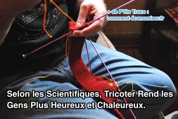 une personne tricote une écharpe rouge
