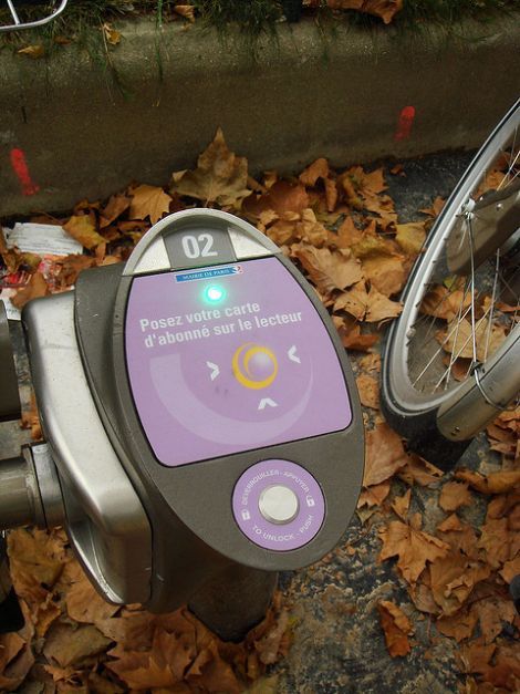 Borne velib verte sans v&eacute;lo