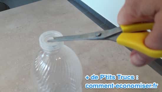 coupez le bouchon avec une paire de ciseaux