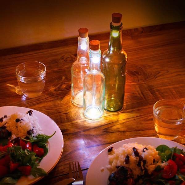 Bouteilles avec bouchon Led sur la table pour ambiance