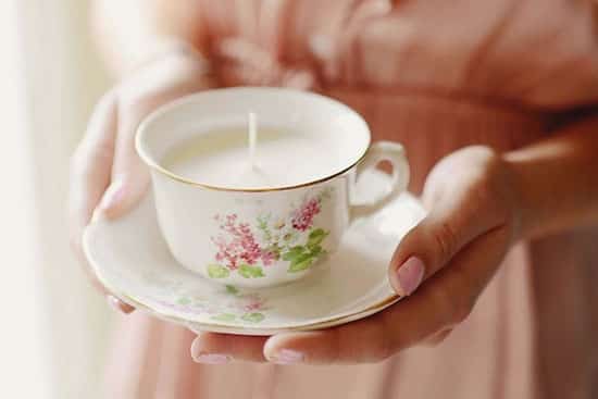 bougie faite maison dans une ancienne tasse à thé