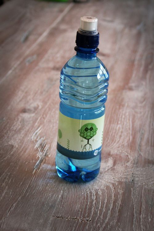 utilisez une simple bouteille en plastique pour déboucher vos toilettes