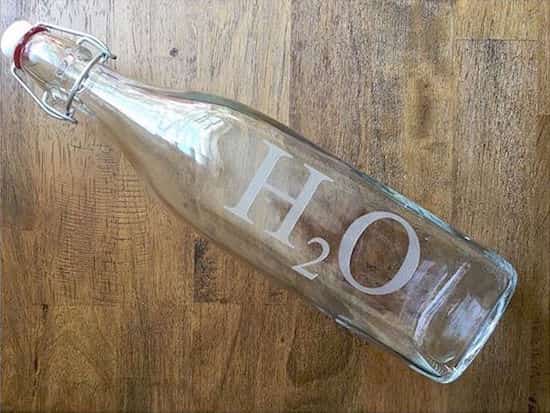 Bouteille en verre est une alternative saine à la bouteille en plastique