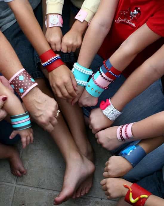 des bracelets faits en carton