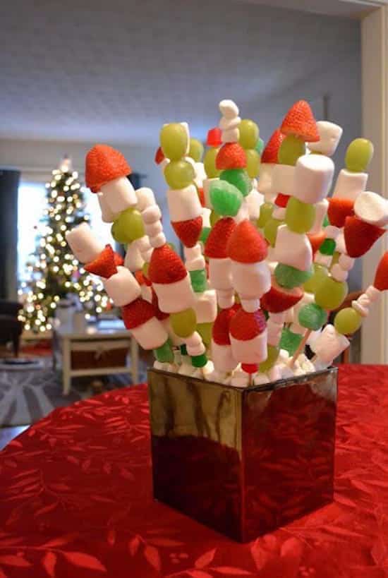 brochettes de bobons et de fruits pour Noël