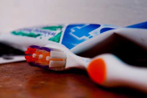 détacher tapis avec une brosse à dents