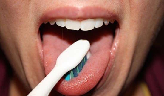 Brossez-vous la langue contre la mauvaise haleine