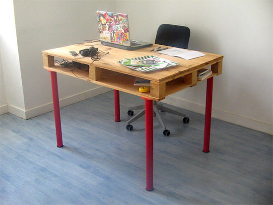 Un bureau en vieilles palettes en bois