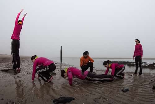 femme faisant des burpees