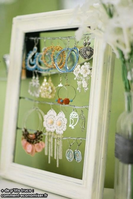 Cadre photo recyclé en porte boucle d'oreilles