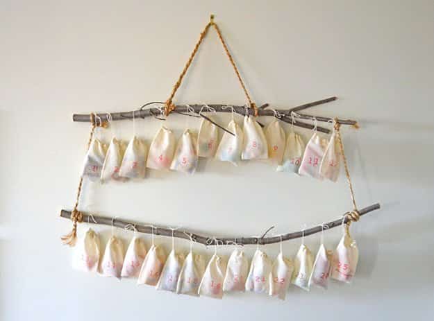 un calendrier de l'avent rustique fait maison