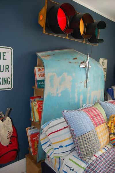 Capot de voiture recycl&eacute; en t&ecirc;te de lit