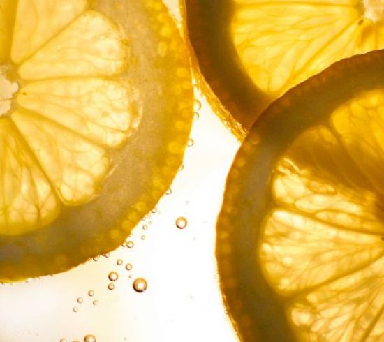 le citron soigne les abcès et les angines en cataplasmes