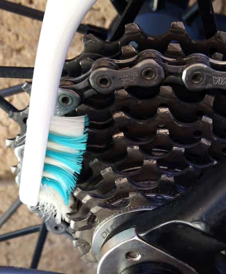 chaine de vélo nettoyée et dégraissée avec brosse dents