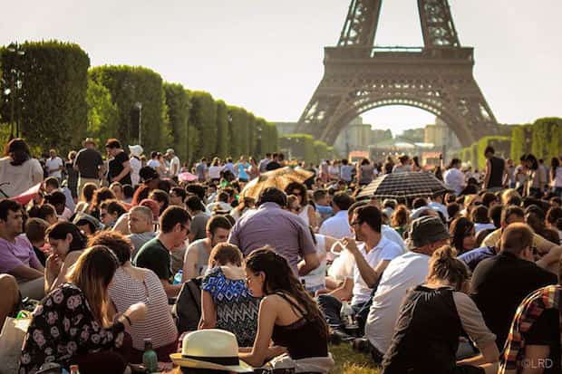 Plein de monde pour faire un pique-nique au champs de mars