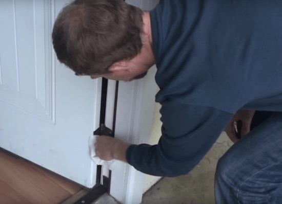 porte grincent lubrifier liquide vaisselle