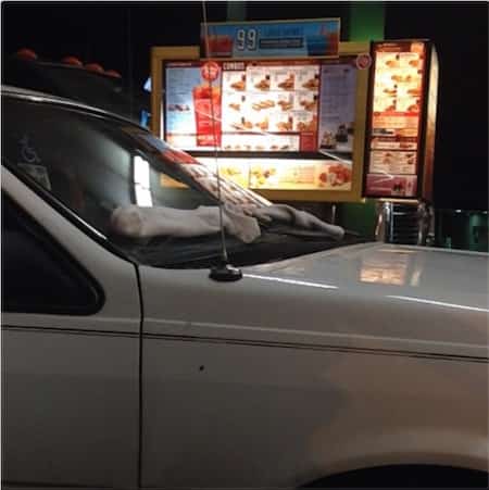 Deux chausettes à la place des essuies glaces