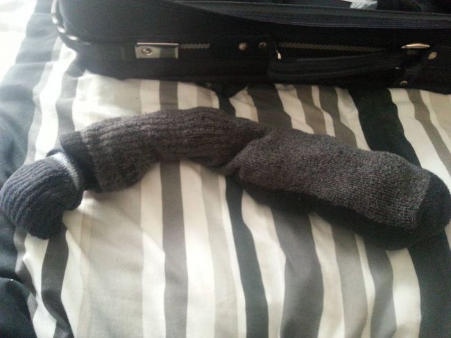 Chaussette oprheline qui sert de rangement dans la valise