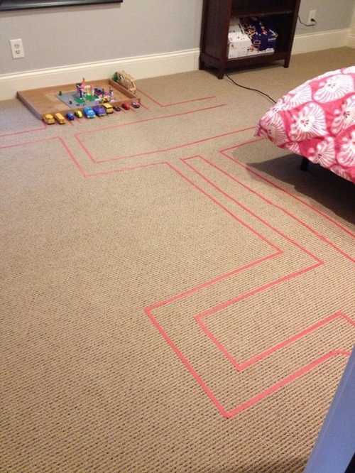 Faire un chemin en scotch pour les petites voitures des enfants 