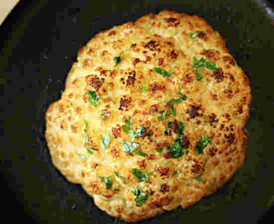 chou fleur dans poêle en fonte