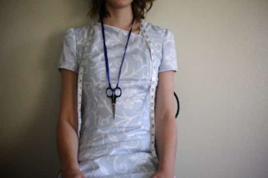 accrochez les ciseaux autour du cou grâce à une ficelle