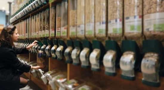 un cliente achète des produits en vrac