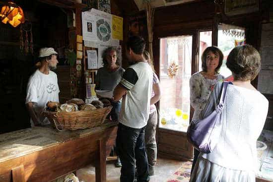 Clients dans la boulangerie de Daniel