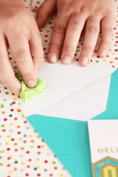 coller enveloppe timbre avec éponge