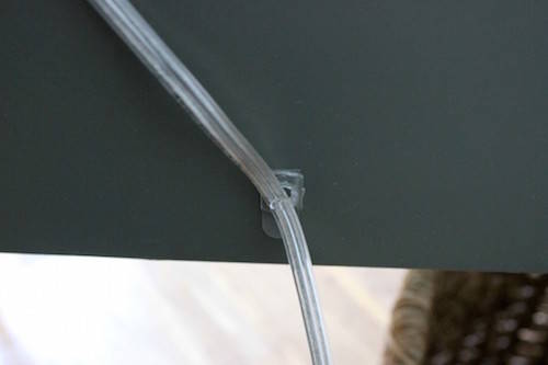 Coller les clips derrière la table
