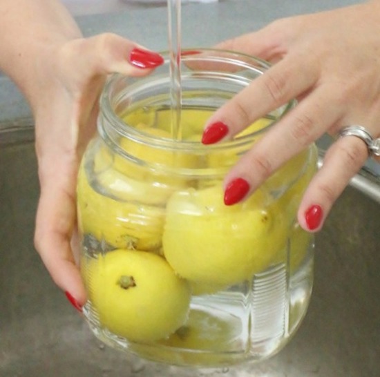 Mettez les citrons dans un bocal rempli d'eau pour les conserver