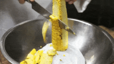 Comment couper les grains de maïs d'un épi