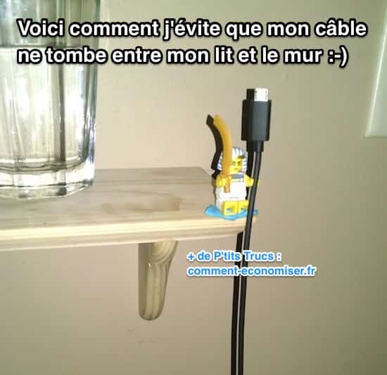 Lego tient un câble chargeur téléphone