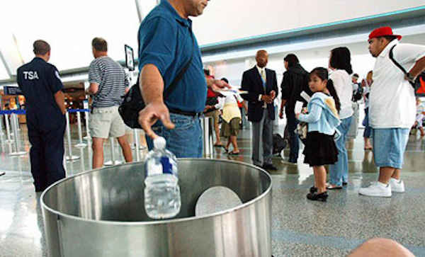 Gardez une bouteille en plastique vide dans votre valise pour la remplir après la sécurité 