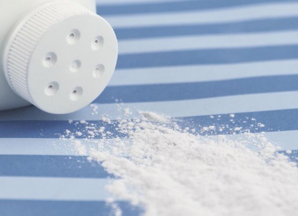 Utilisez du talc pour faire partir les taches de gras
