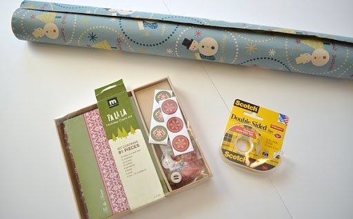 Utilisez du scotch double face pour faire un papier cadeau plus pro