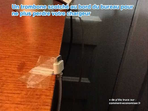 Utilisez un trombone et du scotch pour accrocher votre câble de chargeur
