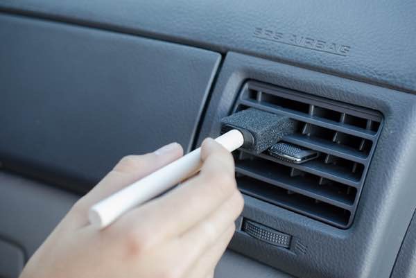 Astuce pour nettoyer les grilles d'aération voiture