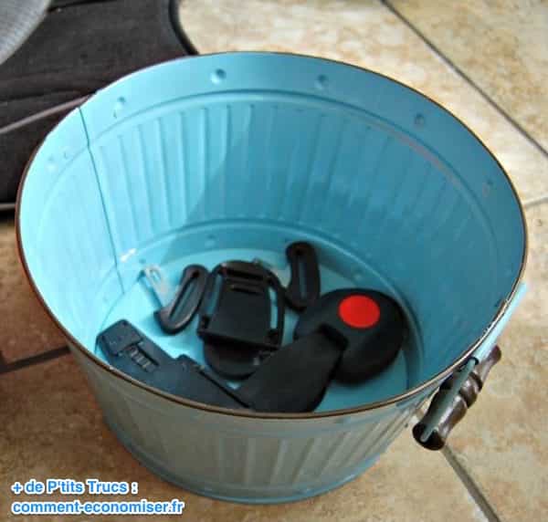 Pour nettoyer les sièges auto de vos enfants, faites tremper les sangles et boucles dans un seau d’eau chaude savonneuse.
