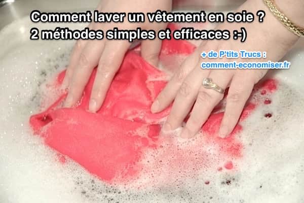 Une chemise en soie rose lavée à la main dans une bassine