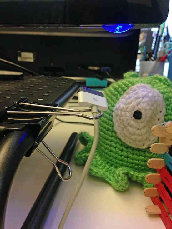 Astuce pour ranger câbles au bureau de travail